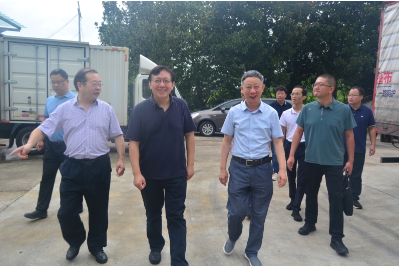 信陽市委宣傳部二級巡視員錢長琨帶領(lǐng)市委宣傳部及市文旅局相關(guān)領(lǐng)導(dǎo)蒞臨東盛公司飲用水廠