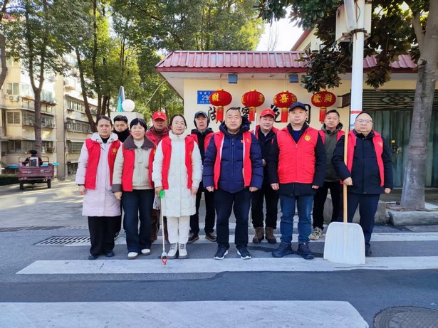 金蛇送福添好運，喜迎佳節(jié)待春歸